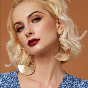 NWT beautiful gold fan earrings.